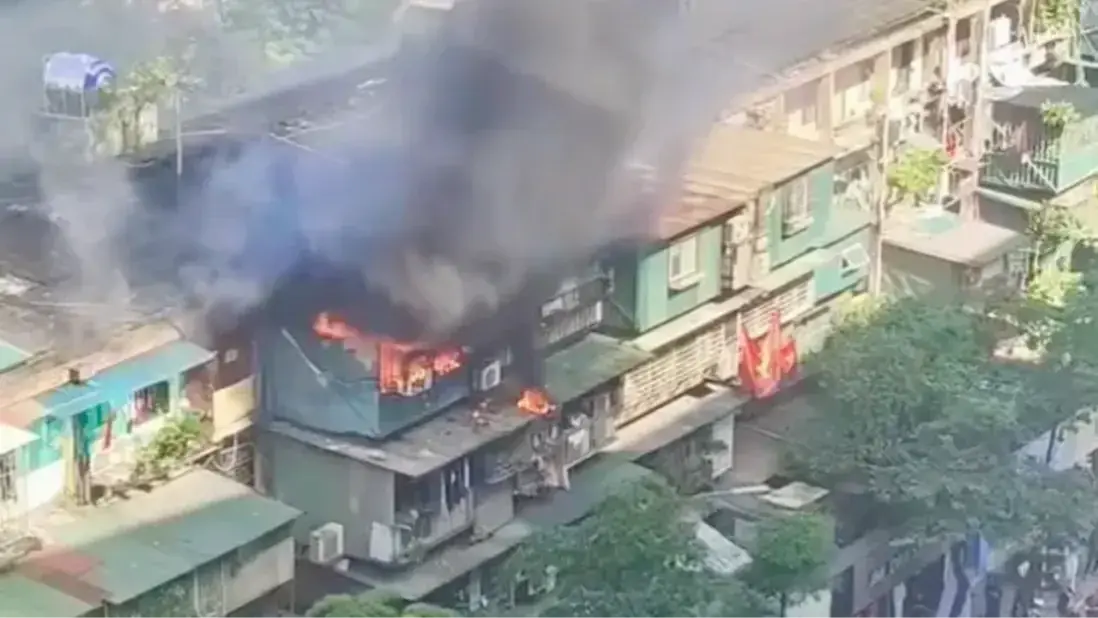 Kịp thời dập tắt đám cháy trên phố Phạm Ngọc Thạch